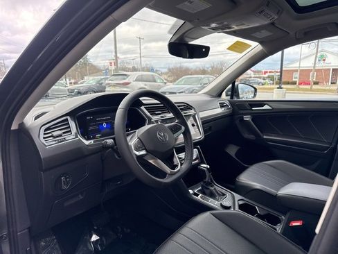 Used 2022 Volkswagen Tiguan SE image 9