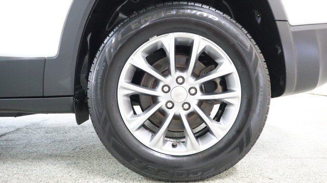 Used 2020 Jeep Cherokee Latitude Plus w/ Cold Weather Group AWD/4WD image 21