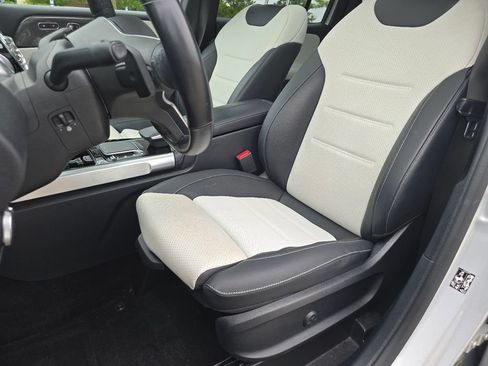 Used 2023 Mercedes-Benz GLB 250 4MATIC image 27