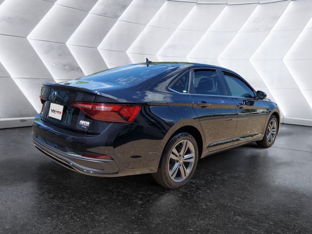 Used 2024 Volkswagen Jetta SE FWD image 4