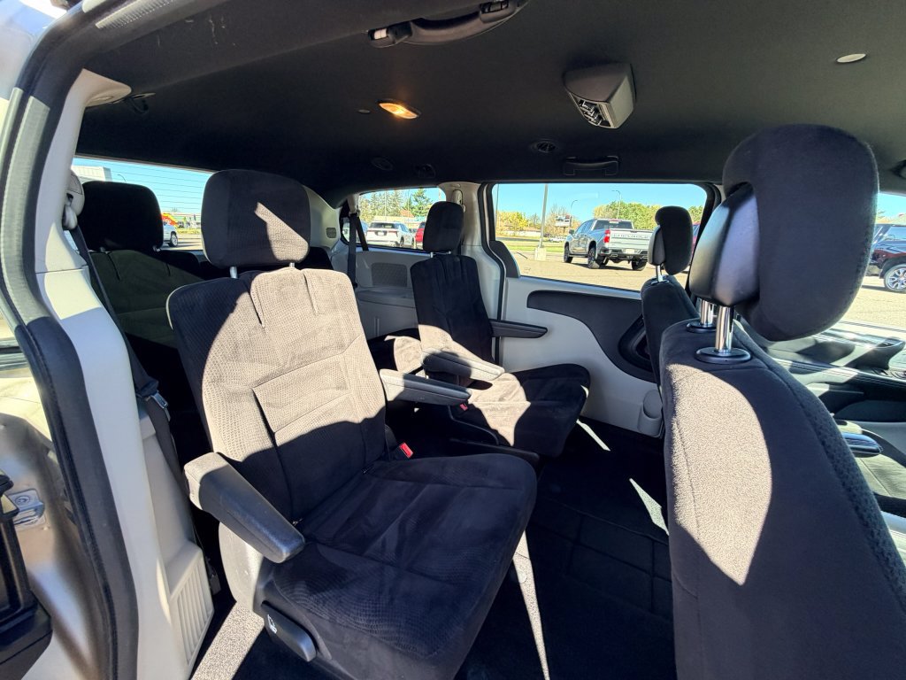 Used 2016 Dodge Grand Caravan SE FWD image 8