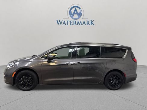Used 2022 Chrysler Pacifica Touring-L FWD image 2