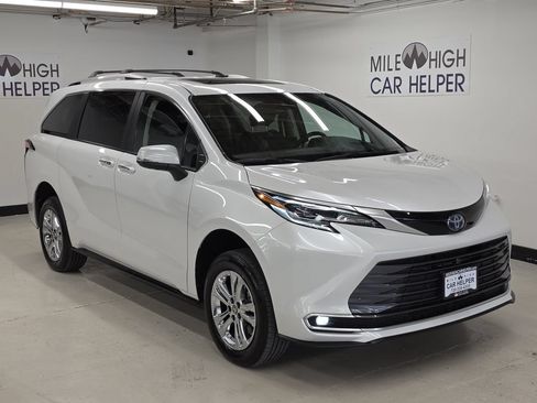 Used 2024 Toyota Sienna Platinum AWD/4WD image 4