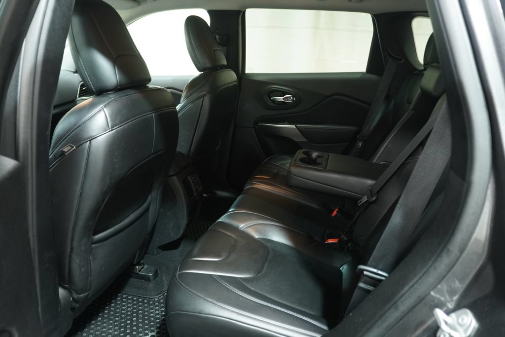 Used 2019 Jeep Cherokee Latitude Plus w/ Cold Weather Group AWD/4WD image 13