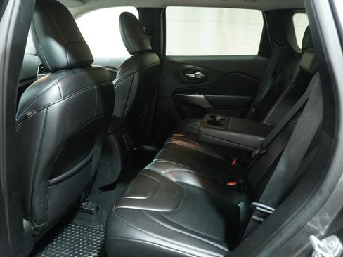 Used 2019 Jeep Cherokee Latitude Plus w/ Cold Weather Group AWD/4WD image 13