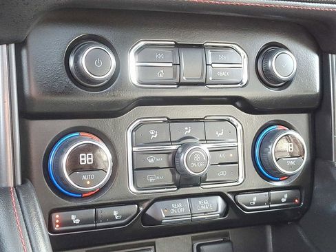 Used 2022 Chevrolet Suburban RST w/ Luxury Package image 18