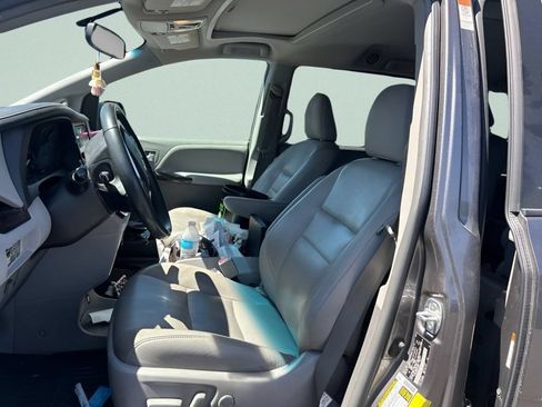 Used 2017 Toyota Sienna XLE w/ XLE Navigation Package AWD/4WD image 18