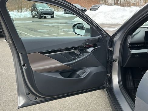 Used 2024 BMW 530i xDrive w/ Premium Package image 8