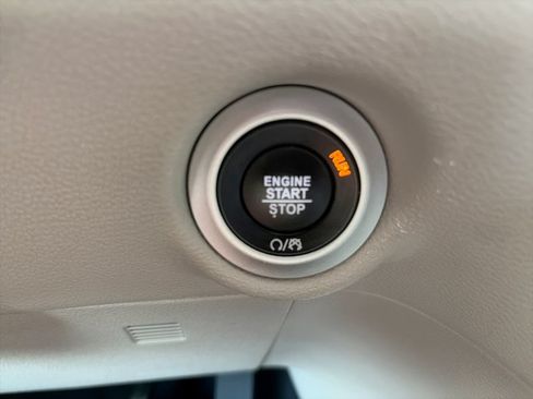 Used 2023 Chrysler Pacifica Touring-L FWD image 17