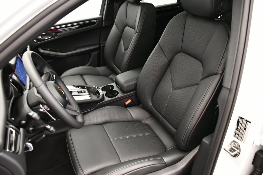 Certified 2026 Porsche Macan Turbo AWD/4WD image 40