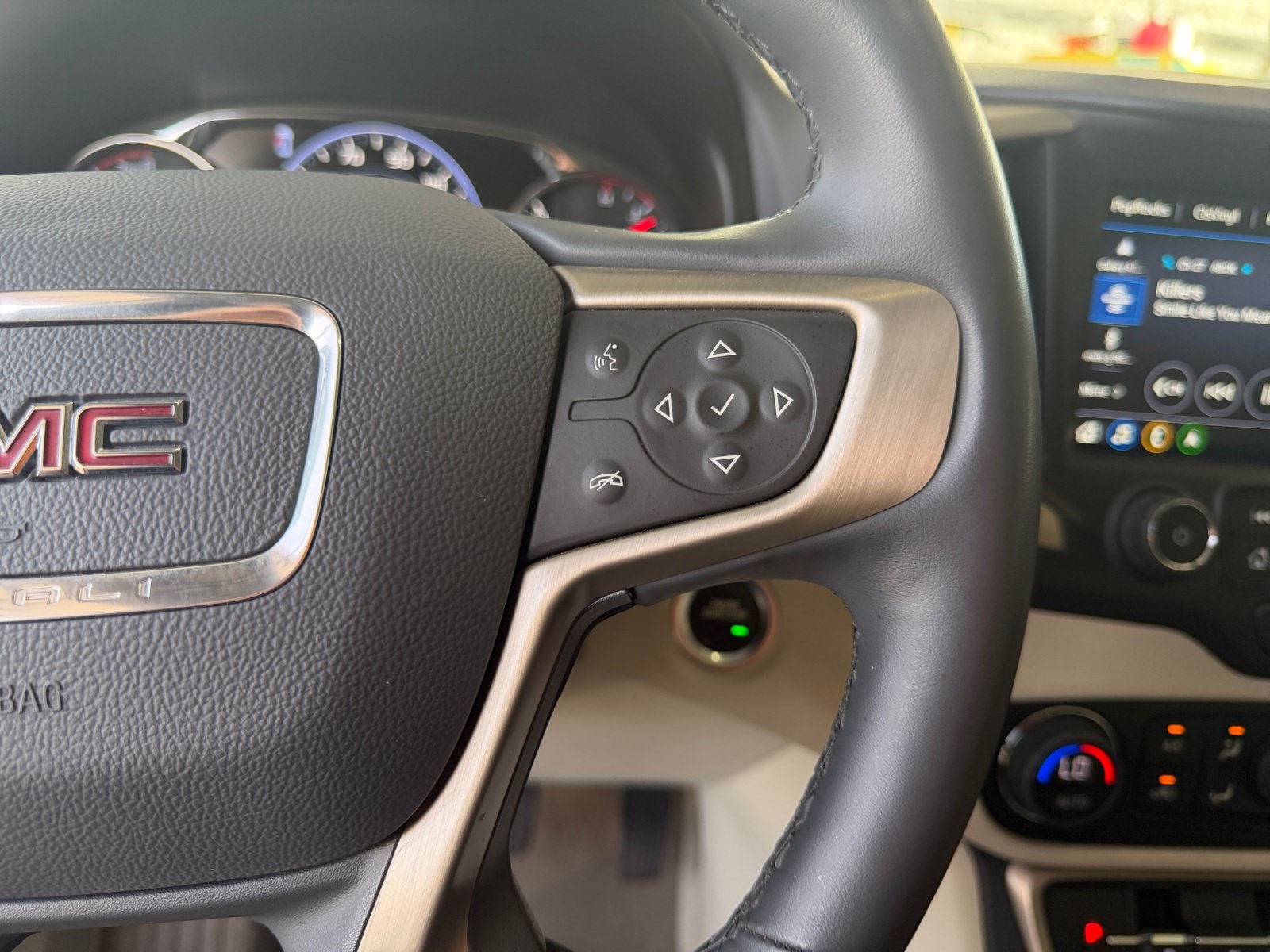 Used 2024 GMC Terrain Denali w/ Denali Premium Package AWD/4WD image 13
