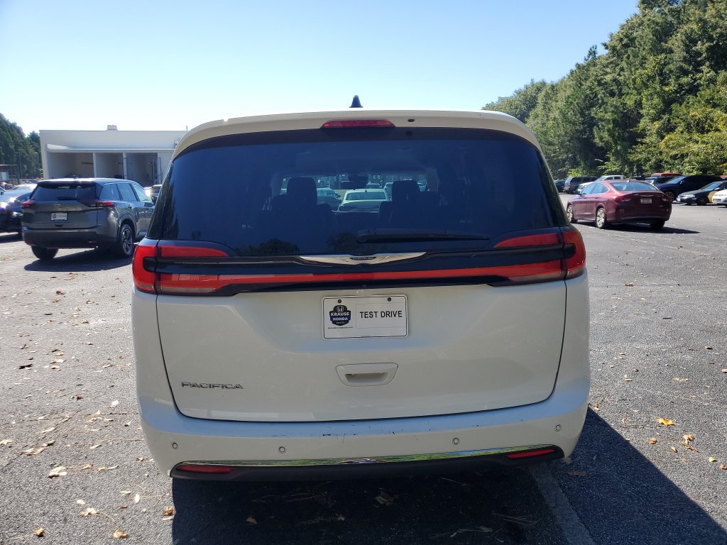 Used 2023 Chrysler Pacifica Touring-L FWD image 6