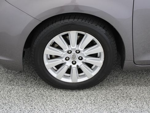 Used 2017 Toyota Sienna Limited Premium FWD image 11