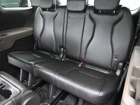 Used 2026 Kia Carnival FWD image 21