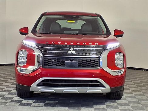 Used 2024 Mitsubishi Outlander SE image 2