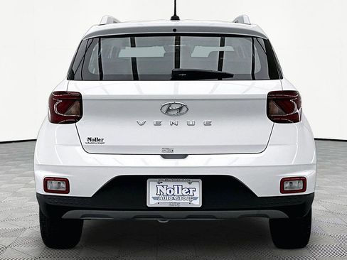 Used 2024 Hyundai Venue Limited FWD image 4