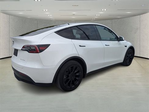 Used 2021 Tesla Model Y Long Range image 3