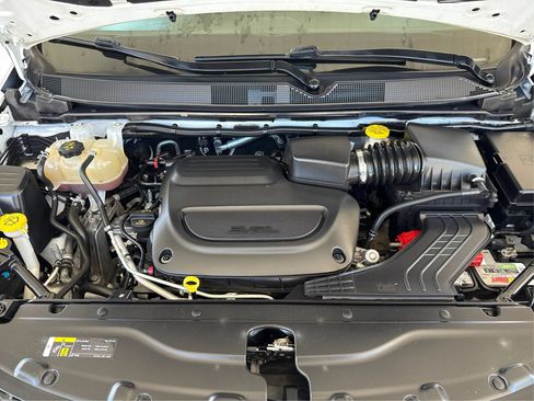 Used 2020 Chrysler Pacifica Touring-L FWD image 11