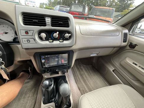 Used 2001 Nissan Frontier SE AWD/4WD image 13