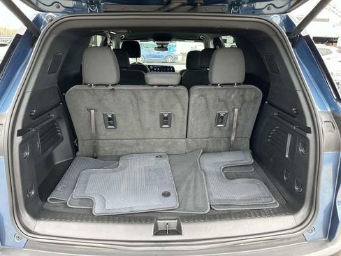 Used 2025 Chevrolet Traverse LT image 13