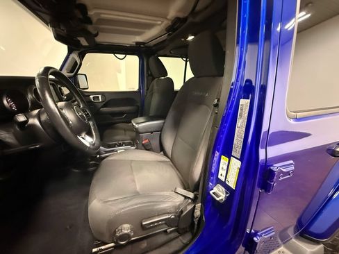 Used 2018 Jeep Wrangler Unlimited Sahara AWD/4WD image 12