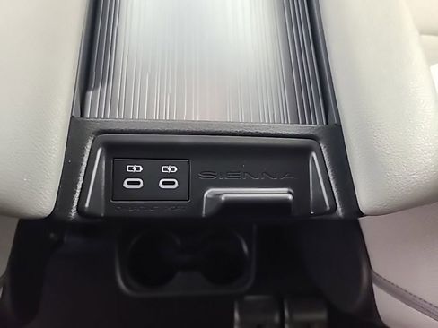 Used 2026 Toyota Sienna LE FWD image 20