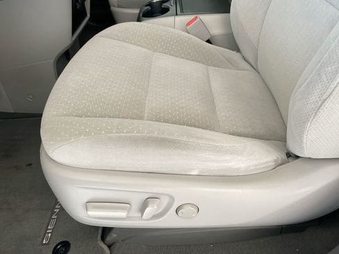 Used 2020 Toyota Sienna LE w/ Carpet Mat Package FWD image 12