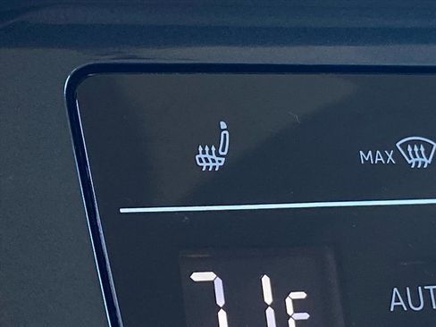 Used 2022 Volkswagen Tiguan SE image 16