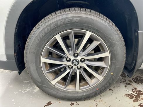 Used 2018 Toyota Highlander XLE AWD/4WD image 29