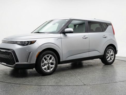 Used 2025 Kia Soul LX w/ LX Technology Package FWD image 3