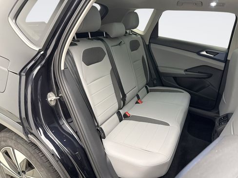 Used 2024 Volkswagen Taos SE w/ Panoramic Sunroof Package AWD/4WD image 18