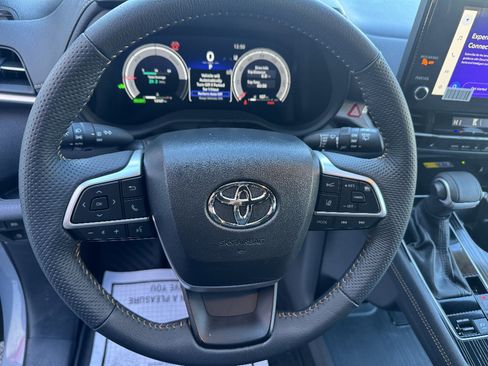 Used 2025 Toyota Sienna XLE Woodland Edition image 16