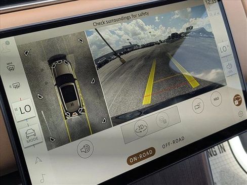 Used 2025 Land Rover Range Rover SE image 13