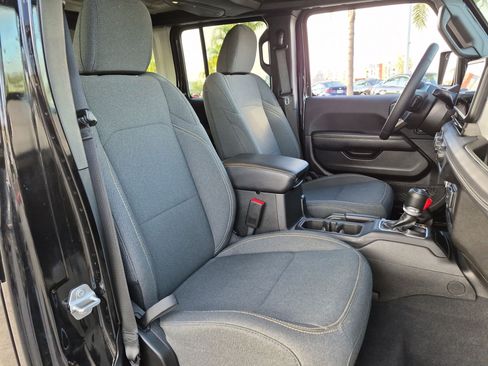 Used 2025 Jeep Wrangler Unlimited Sahara w/ Safety Group AWD/4WD image 31