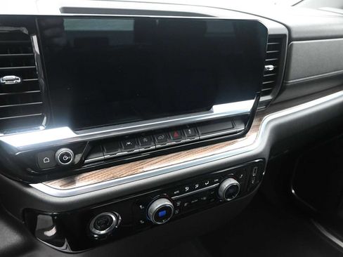 Used 2022 Chevrolet Silverado 1500 LT AWD/4WD image 16