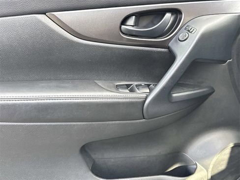 Used 2021 Nissan Rogue Sport S image 16