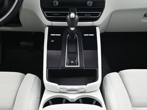 Used 2024 Porsche Macan AWD/4WD image 10