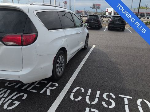 Used 2020 Chrysler Pacifica Touring-L Plus w/ Advanced Safetytec Group FWD image 6