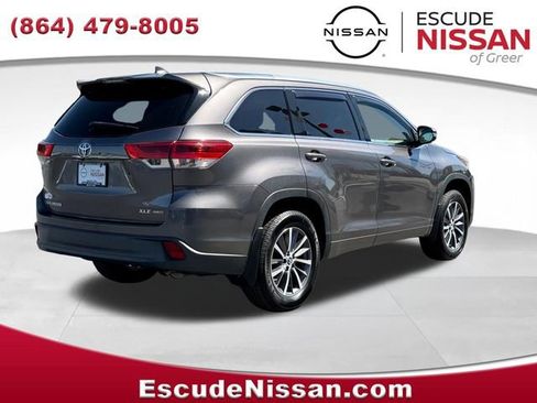 Used 2017 Toyota Highlander XLE AWD/4WD image 3