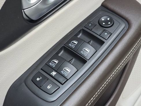 Used 2021 Chrysler Pacifica Touring-L w/ Uconnect Theater Family Group FWD image 27