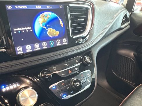 Used 2019 Chrysler Pacifica Limited FWD image 19