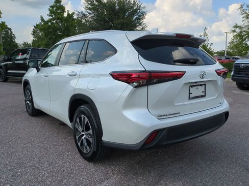 Used 2023 Toyota Highlander XLE FWD image 4