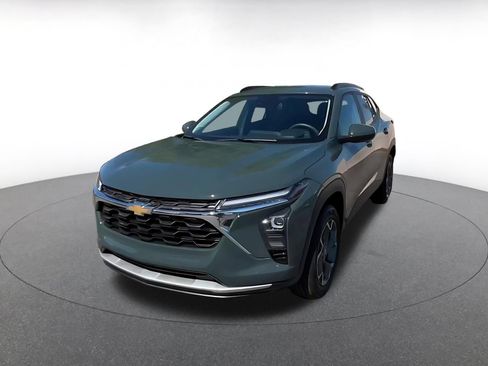 Used 2025 Chevrolet Trax LT FWD image 7