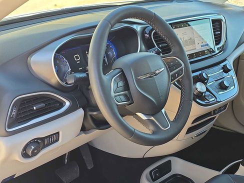 Certified 2024 Chrysler Pacifica Touring-L image 2