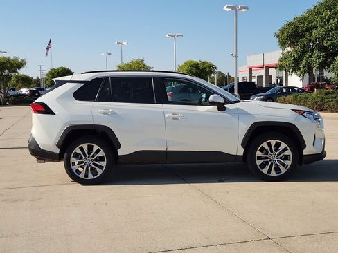 Used 2021 Toyota RAV4 XLE Premium FWD image 4