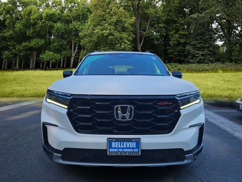 Used 2025 Honda Pilot TrailSport image 2