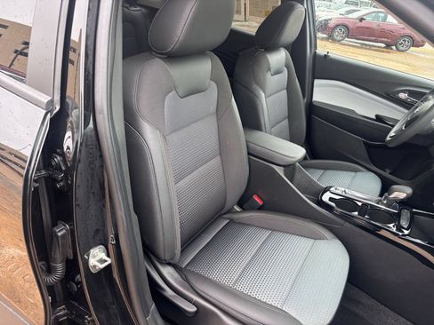 Used 2025 Chevrolet Trax LT FWD image 34