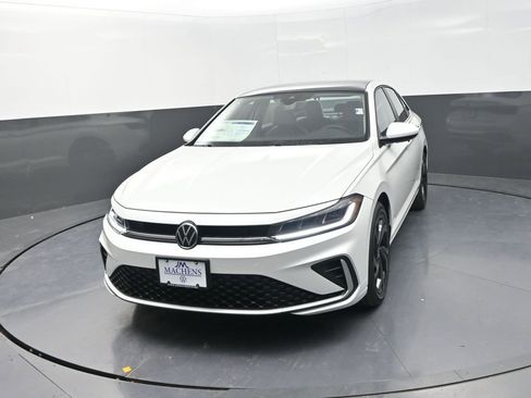 New 2026 Volkswagen Jetta SE image 3