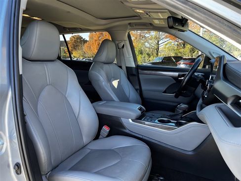 Used 2024 Toyota Highlander Limited image 25