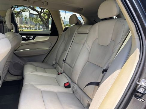 Used 2018 Volvo XC60 T6 Momentum w/ Convenience Package AWD/4WD image 10